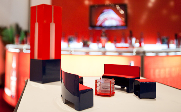 Das 1:10 Modell im Schatten der fertigen Arbeit auf der imm