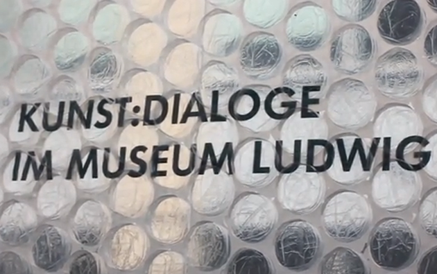 Dreidimensionale Rasterpunkte werben für den Event