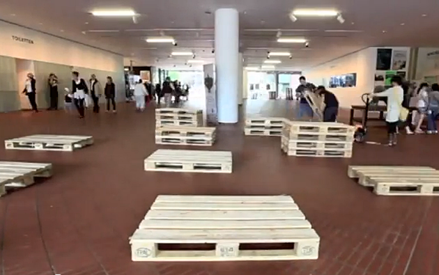 Blick ins Foyer während der Vorbereitung