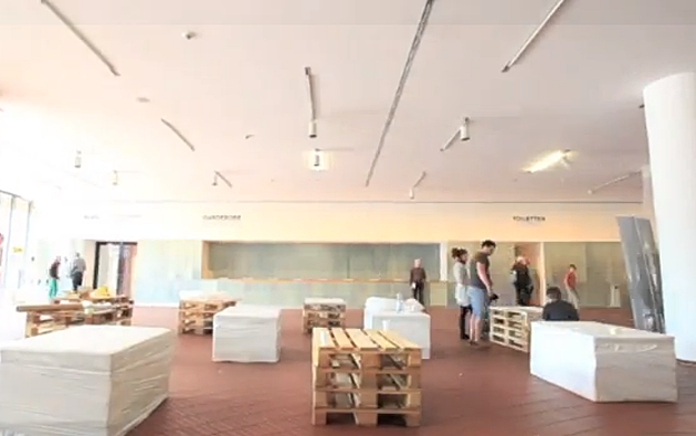 Vorbereitung des Foyers mit Sitzelementen