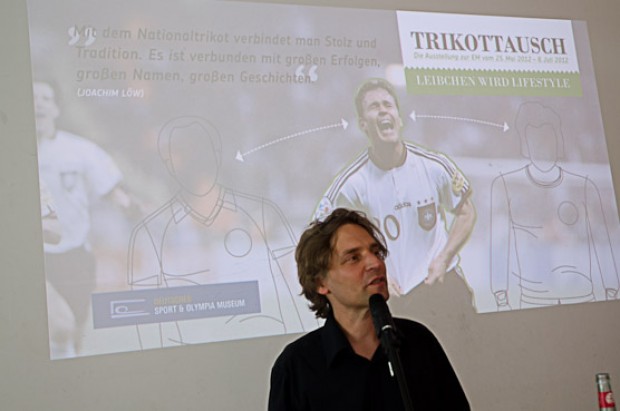 Prof. Michael Gais bei der Ausstellungseröffnung am 24. Mai 2012