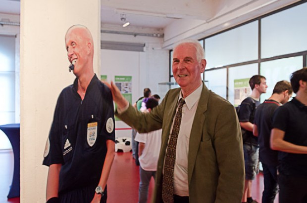 Der ehemalige Schiedsrichter Walter Eschweiler war einer der Gäste der Ausstellungseröffnung