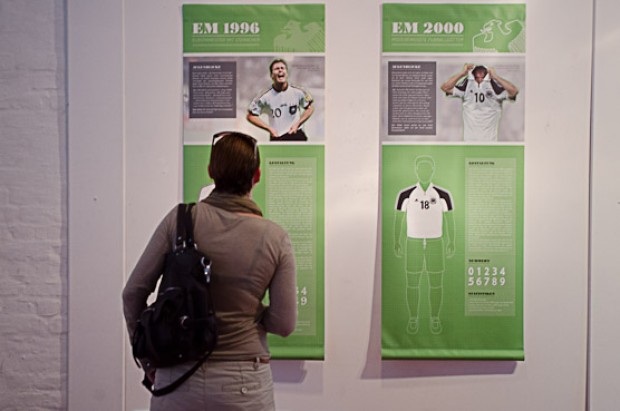 In zwölf Stationen werden alle bei EM-Endrunde getragenen Trikots des DFB gezeigt