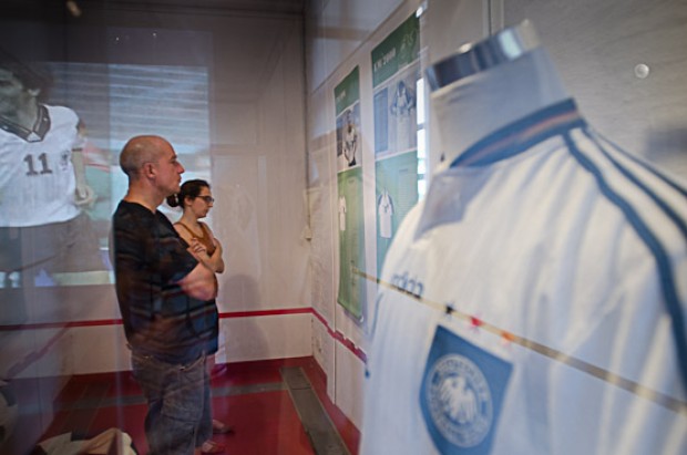  Ein Highlight der Ausstellung stellt das 1996-Trikot von Stefan Kuntz dar