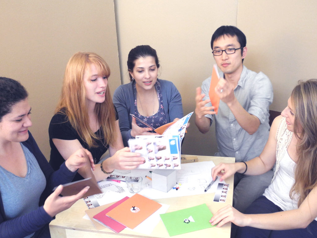 Die 17 internationalen Studierenden testen das Buch.