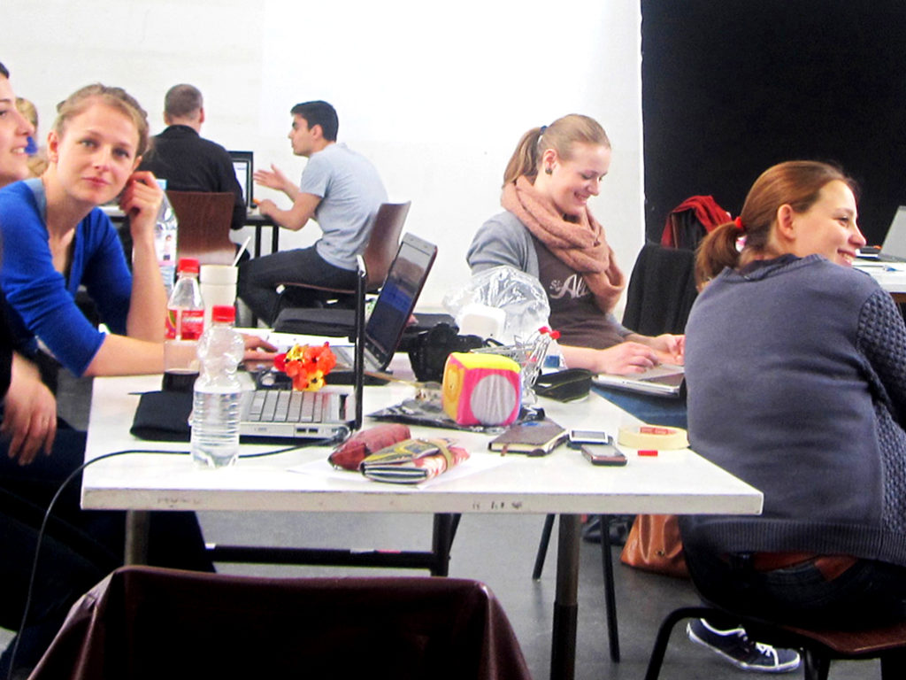 Eine Momentaufnahme des Teams beim Fotoshooting und dem Erstellen von
Illustrationen