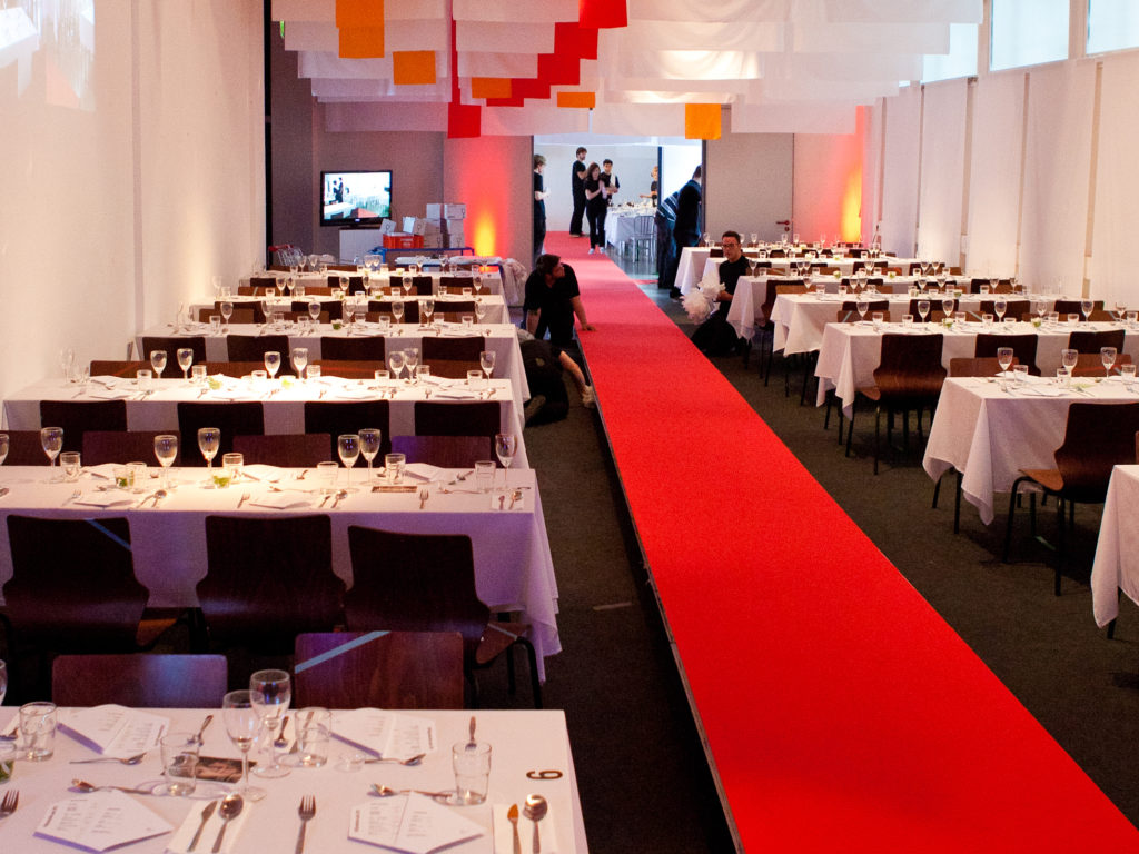 Minuten vor Beginn, alle Tische rechtzeitig eingedeckt, die Bühne ist bereit, …