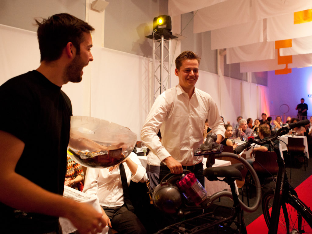 Zweiter Preis der Tombola, ein Staubsauger …