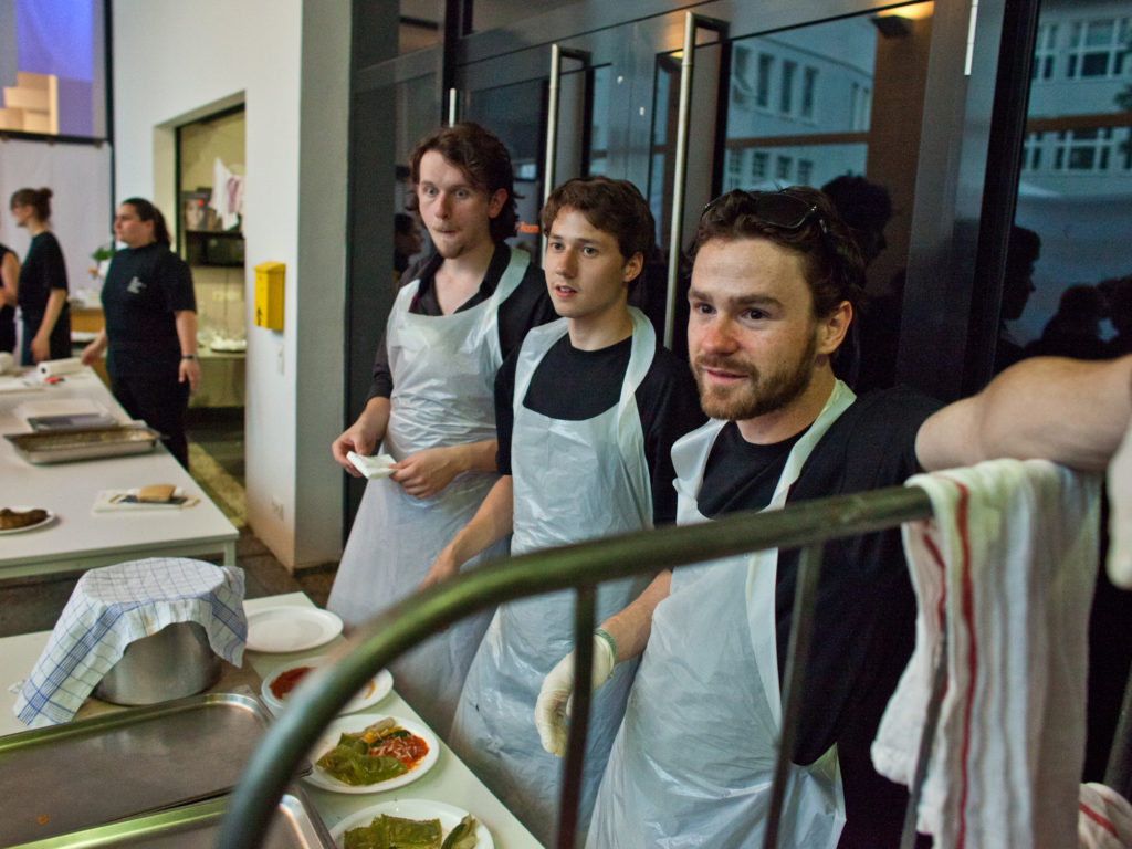 Serviceteam bereit für den Hauptgang: Transformiertes Huhn …