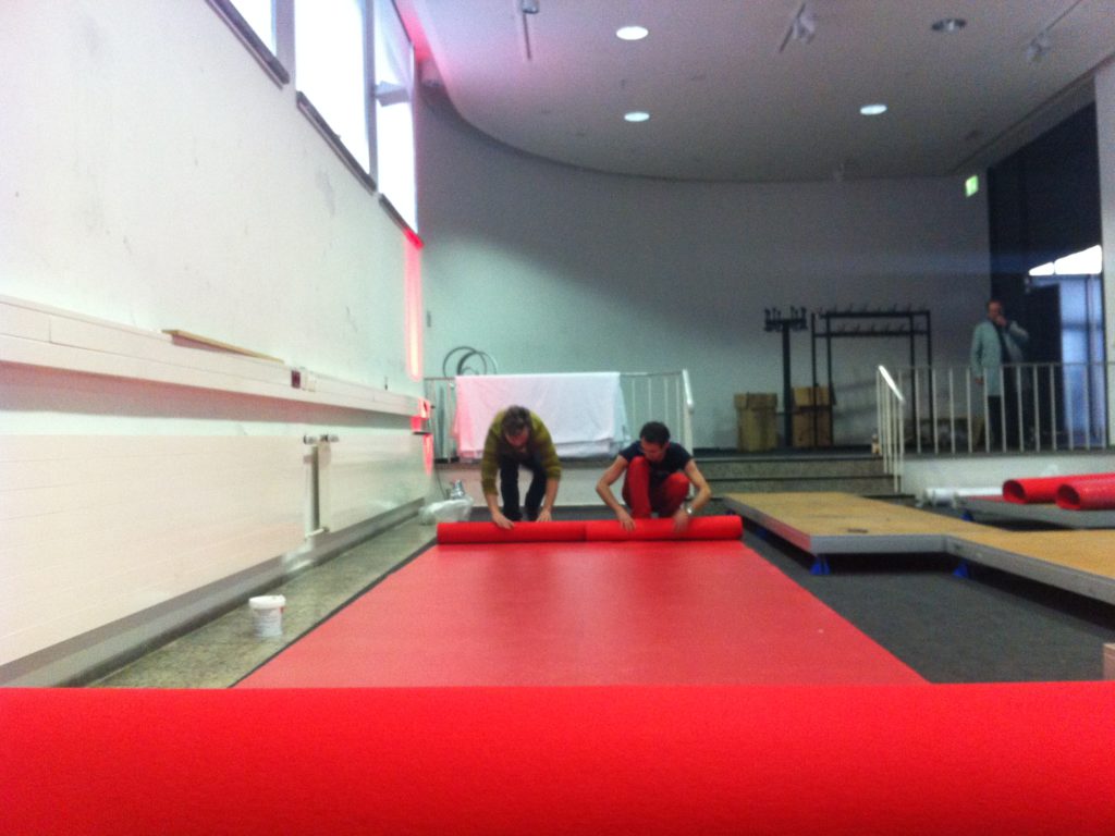 Aufbau der 35 Meter Bühne, …