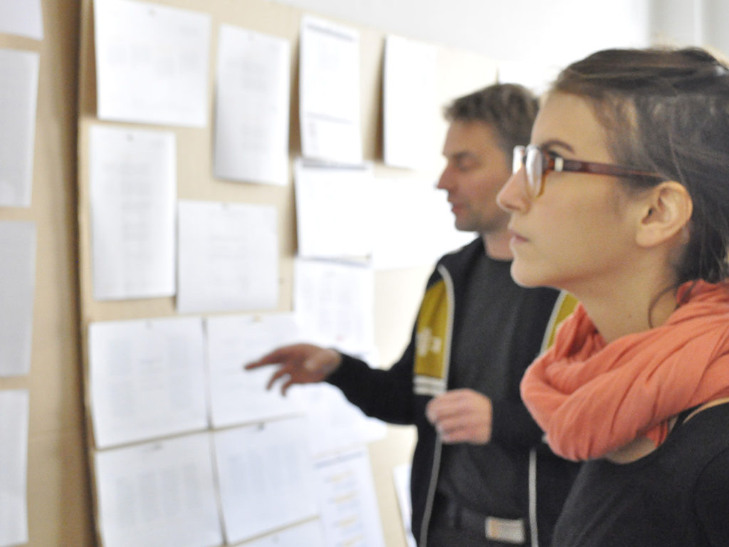 Diskussion der Entwürfe in der Gruppe. 