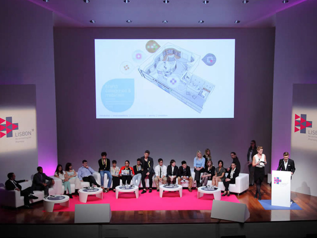 Die Gruppe bei der Präsentation 