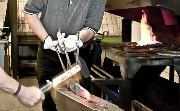 Arbeit an den eigenen Werkstücken in der Schmiede der KISD