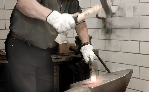 Arbeit an den eigenen Werkstücken in der Schmiede der KISD