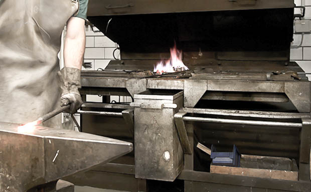 Arbeit an den eigenen Werkstücken in der Schmiede der KISD