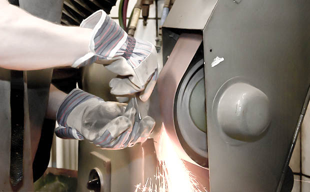 Schleifen eines Werkstücks an der Bandschleifmaschine