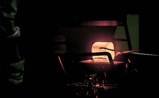 Platzierung eines erhitzten Metallrohlings