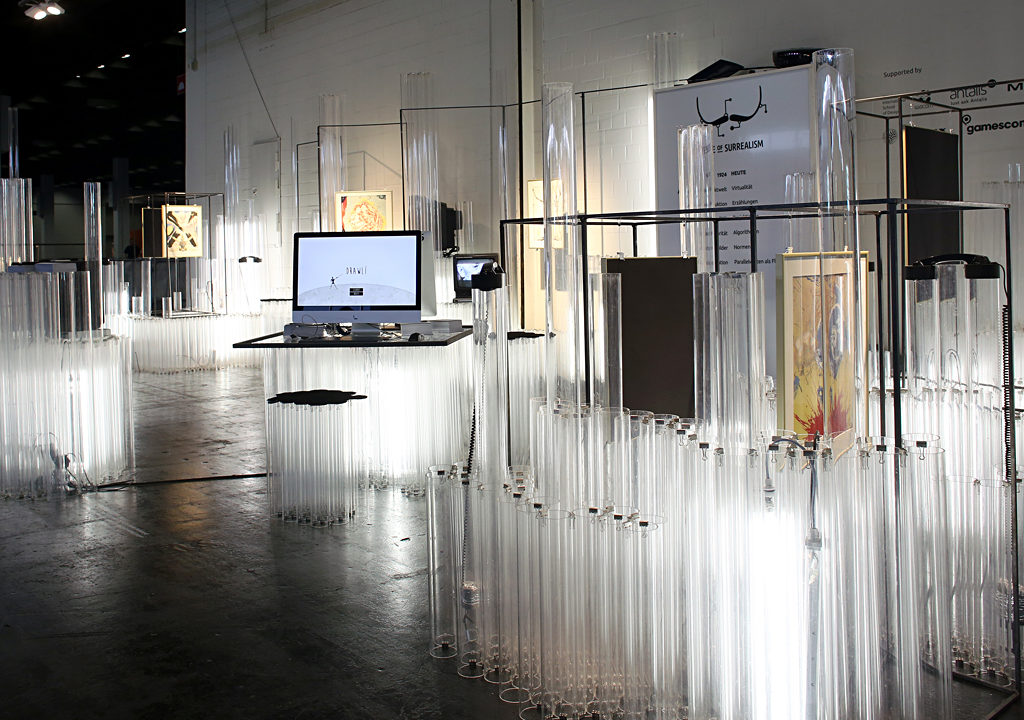 Aus 3.000 Plexiglasröhren und 10.000 Foldbackklammern entstand in fünf Tagen Aufbau der Messestand auf der gamescom (Bild: Yvonne Klasen/FH Köln)