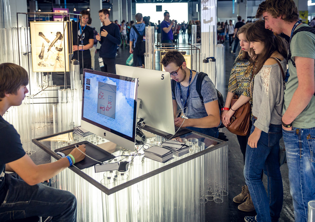 Drawlí: Der Spieler malt auf einem Grafiktablet zunächst eine Windmühle, gegen die er im weiteren Spielverlauf kämpft (Bild: Yvonne Klasen/ FH Köln)