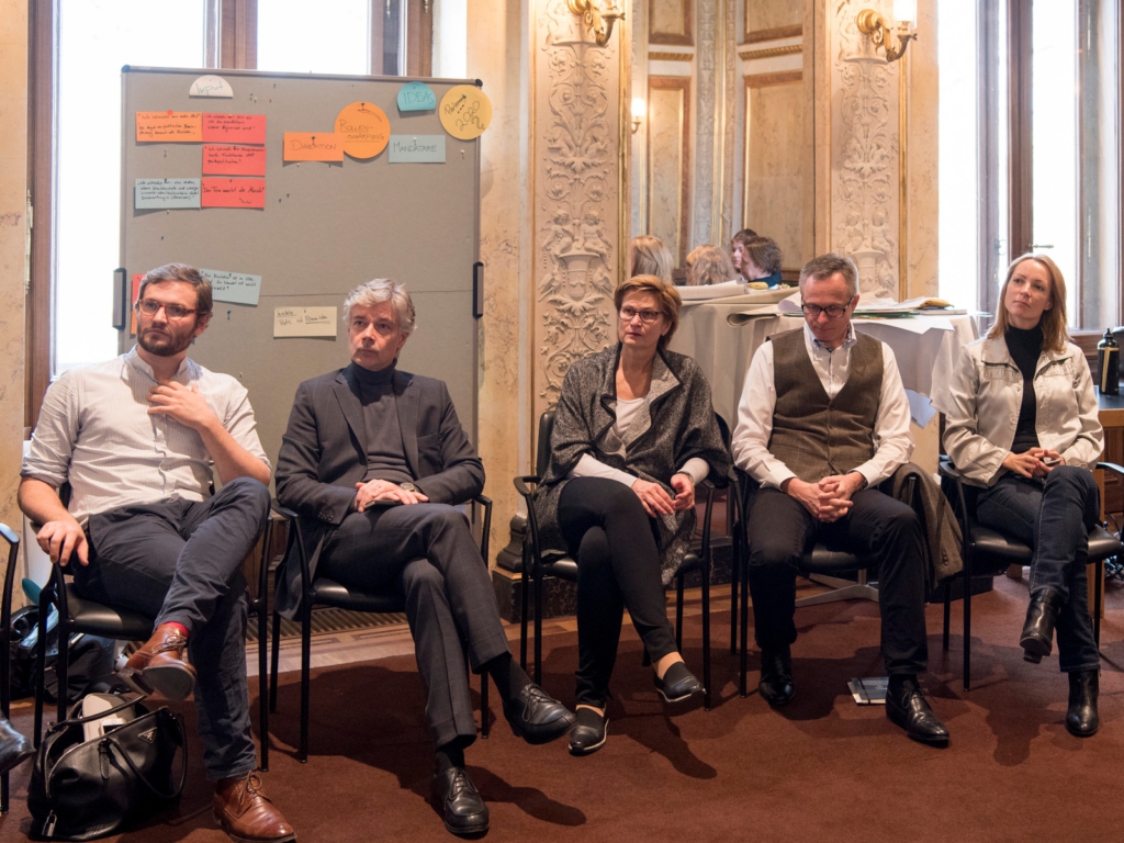 Blick Richtung VeranstaltungsteilnehmerInnen mit Parlamentsdirektor Harald Dossi, Parlamentsvizedirektorin Susanne Janistyn-Novák, Thomas Holzinger, Dienstleiterin Susanna Enk und Esther Deutsch-Quiñones