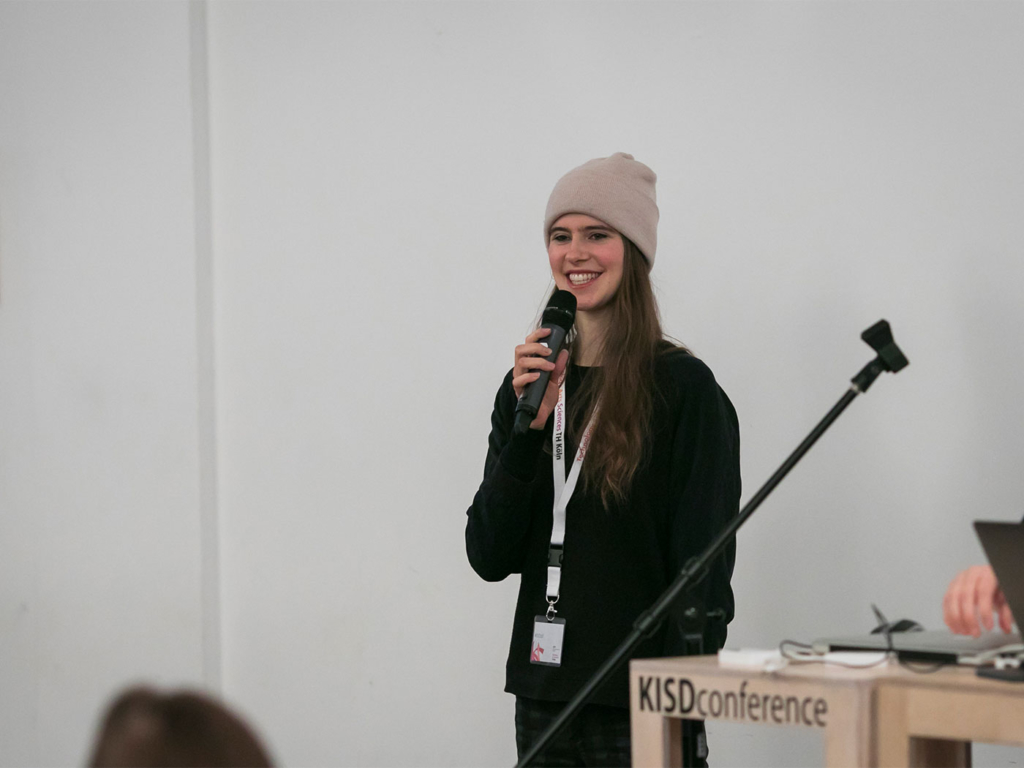 Jule Schacht stellt den ersten Referenten vor.