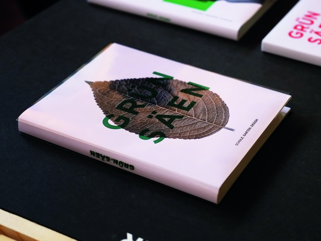 Layered book cover with title on a transparent foil, Eugen Herber; Photo: © Christian Weeke