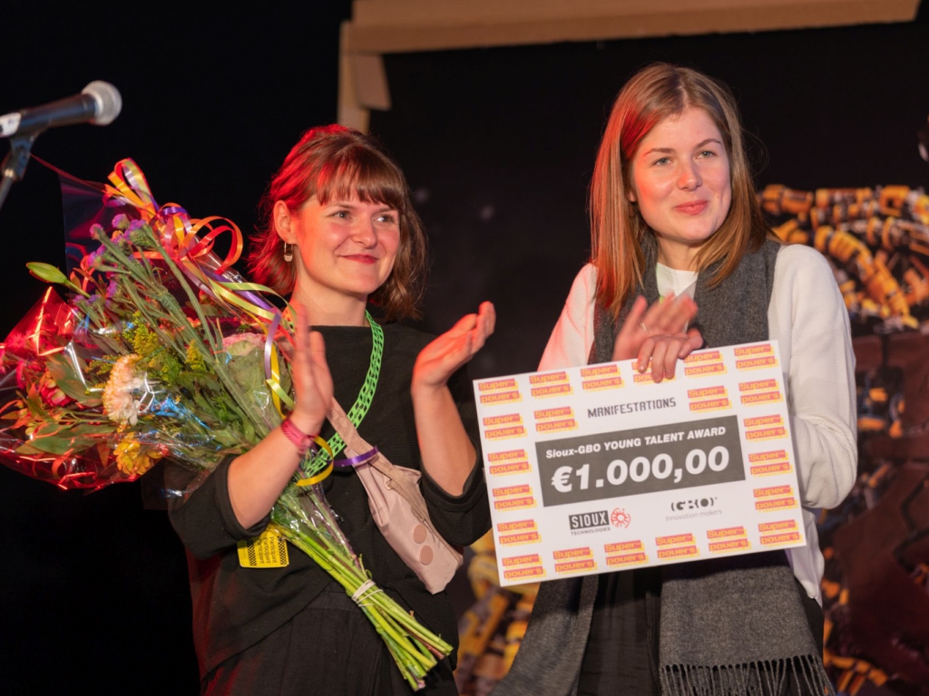 Picture subhead: Pia-Marie Stute (left) and Katja Trinkwalder (right) at the award ceremony during Dutch Design Week 2019