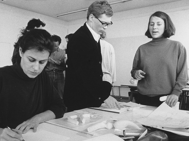 Arbeitsbesprechung mit Stardesigner und Lehrbeauftragten Jasper Morrison. Projekt zur Gestaltung von Türdrückergarnituren für den Kooperationspartner FSB.  Foto: © Prof. Heiner Jacob, 1992. 