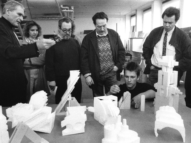 Präsentation von Modellen. In der Mitte Prof. Dr. Michael Erlhoff, Gründungsdekan Fachbereichs Design, Links davon Prof. Hans Buschfeld und rechts Prof. Thomas Bley.  Foto: © Prof. Heiner Jacob, 1991.