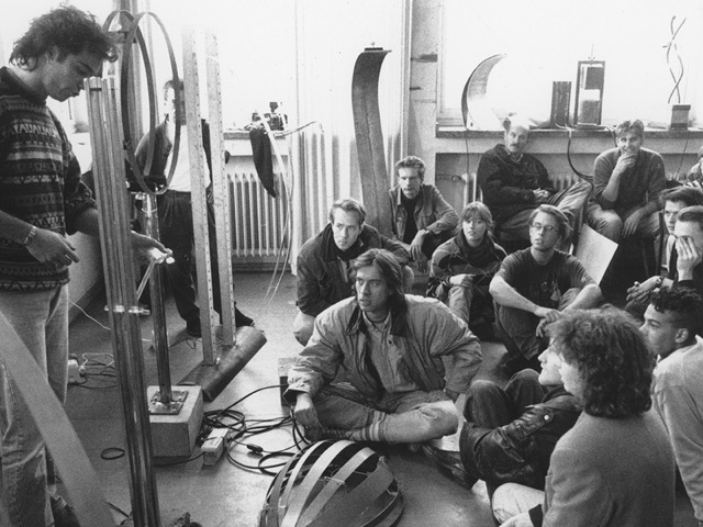 Präsentation von Leuchten. Oben rechts Gerd Arens, Licht-Designer und Mitglied der Gruppe Pentagon, rechts daneben Student Markus Kossmann – heute Leiter der Designabteilung von Lego Technic. Foto: © Prof. Heiner Jacob, 1991