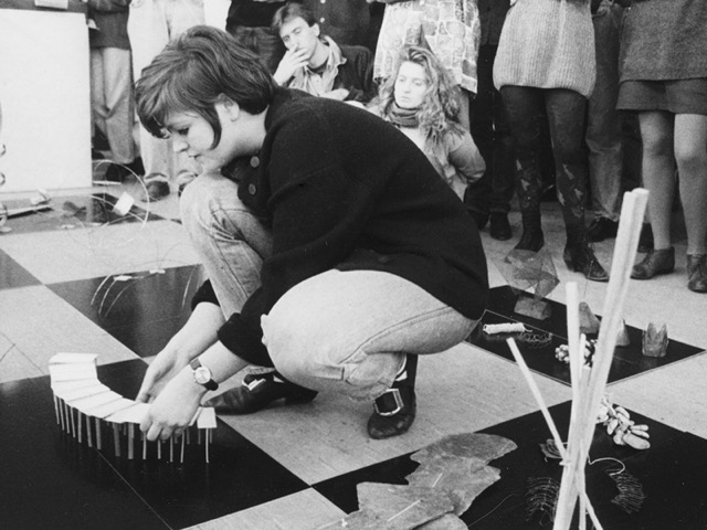 Präsentation von Modell-Studien.  Foto: © Prof. Heiner Jacob, 1992.