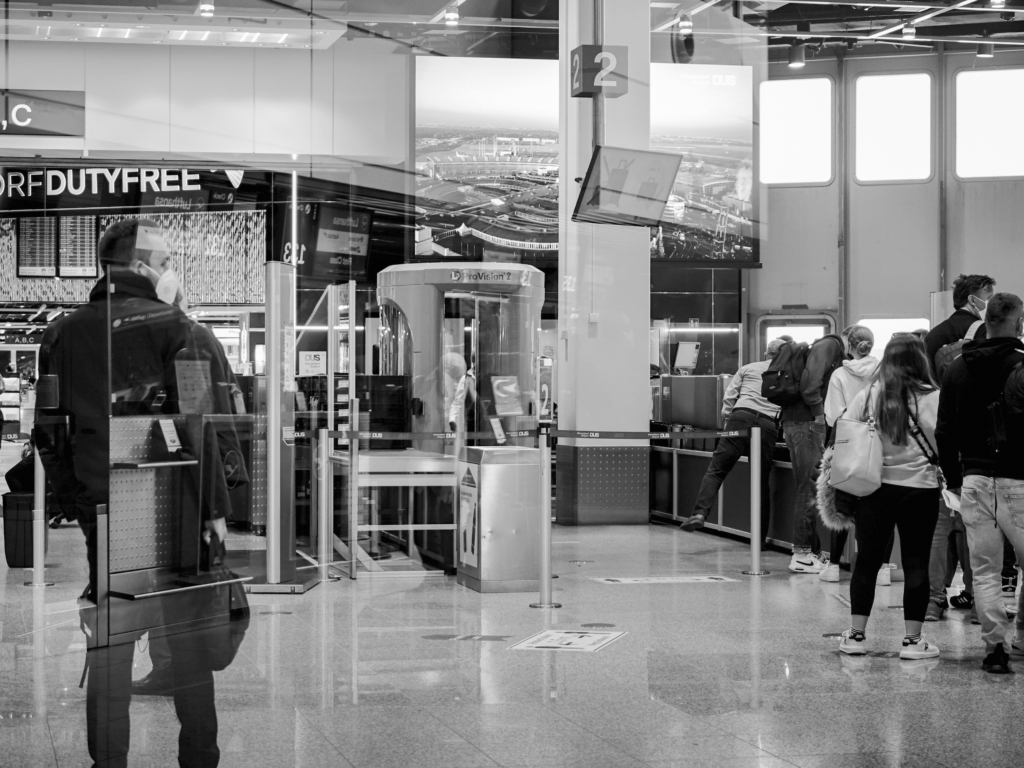 Monique Chiara Holthuizen & Anastasia König.