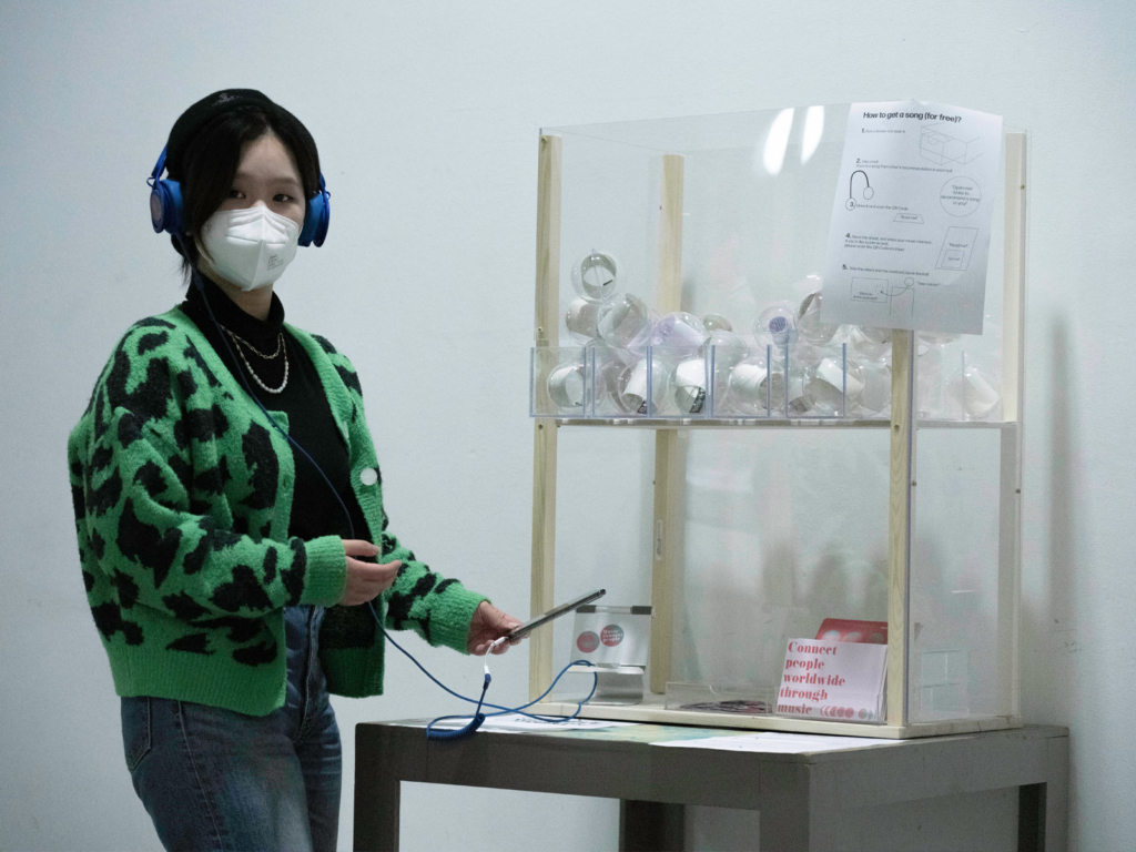 Music non-isolated: The impact of filter bubble on users in music streaming 