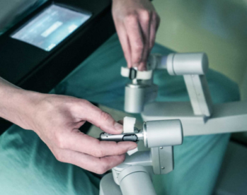 Im interdisziplinären Projekt "Robotic Operations" untersuchen die Köln International School of Design (KISD) der TH Köln und die Uniklinik Köln die Auswirkungen von OP-Robotern auf die Arbeitsbedingungen in der Chirurgie. (Bild: Felix Ahn)