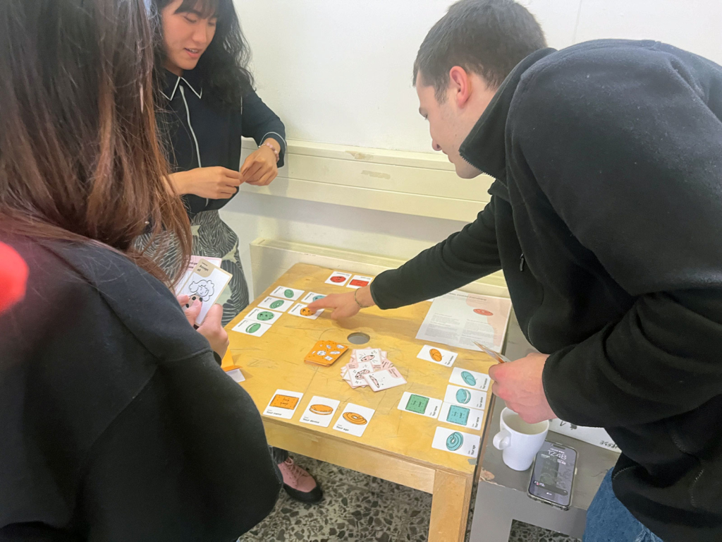 Exhibition at KISD: People playing the Game "Crumbly Connections"