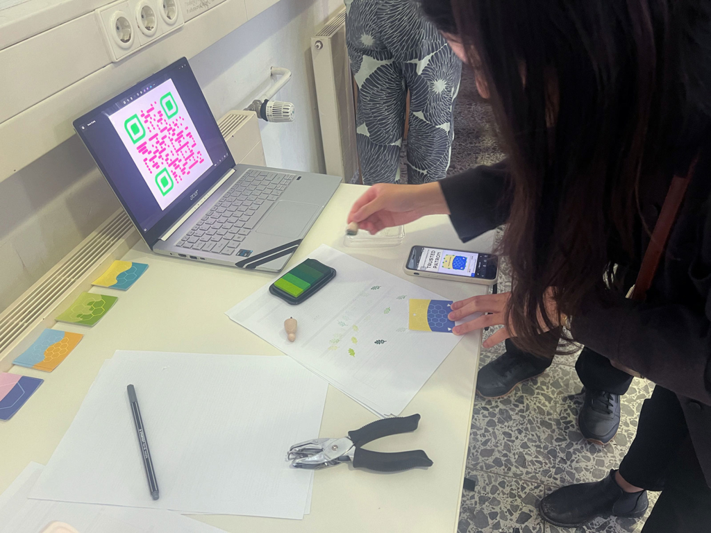 Exhibition at KISD: People making their »Payment Issues« badge 