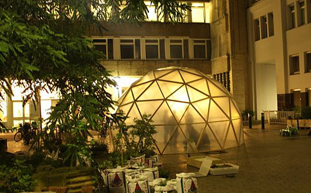 Der stabile Buckminster-Fuller-Dom dient als Gewächshaus für empfindliche Pflanzen 