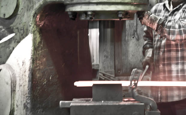 Ein glühend heißes Stück Metall im Prozess der Weiterverarbeitung
