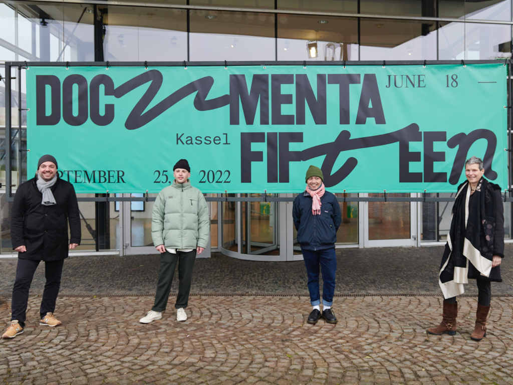 KISD-Absolvent Leon Schniewind (zw. von links) arbeitet mit einem internationalen Team am neuen Erscheinungsbild der documenta fiftteen 2022.