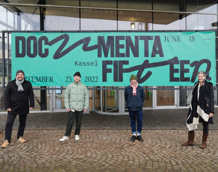 KISD-Absolvent Leon Schniewind (zw. von links) arbeitet mit einem internationalen Team am neuen Erscheinungsbild der documenta fiftteen 2022.