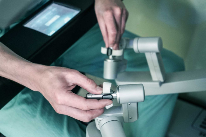 Im interdisziplinären Projekt "Robotic Operations" untersuchen die Köln International School of Design (KISD) der TH Köln und die Uniklinik Köln die Auswirkungen von OP-Robotern auf die Arbeitsbedingungen in der Chirurgie. (Bild: Felix Ahn)